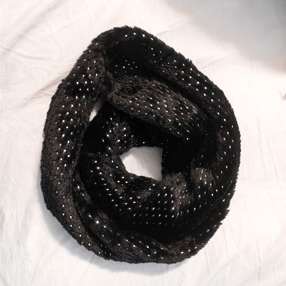 APT. 9 infinity scarf